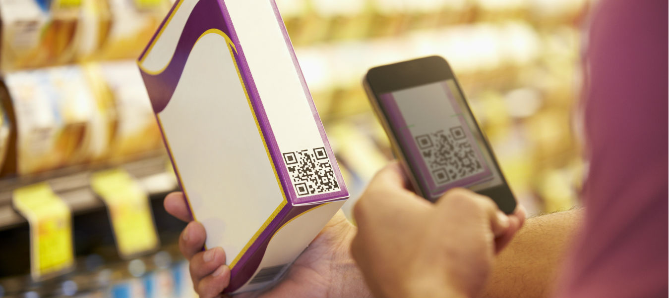 Cliente escaneando código QR de un producto.